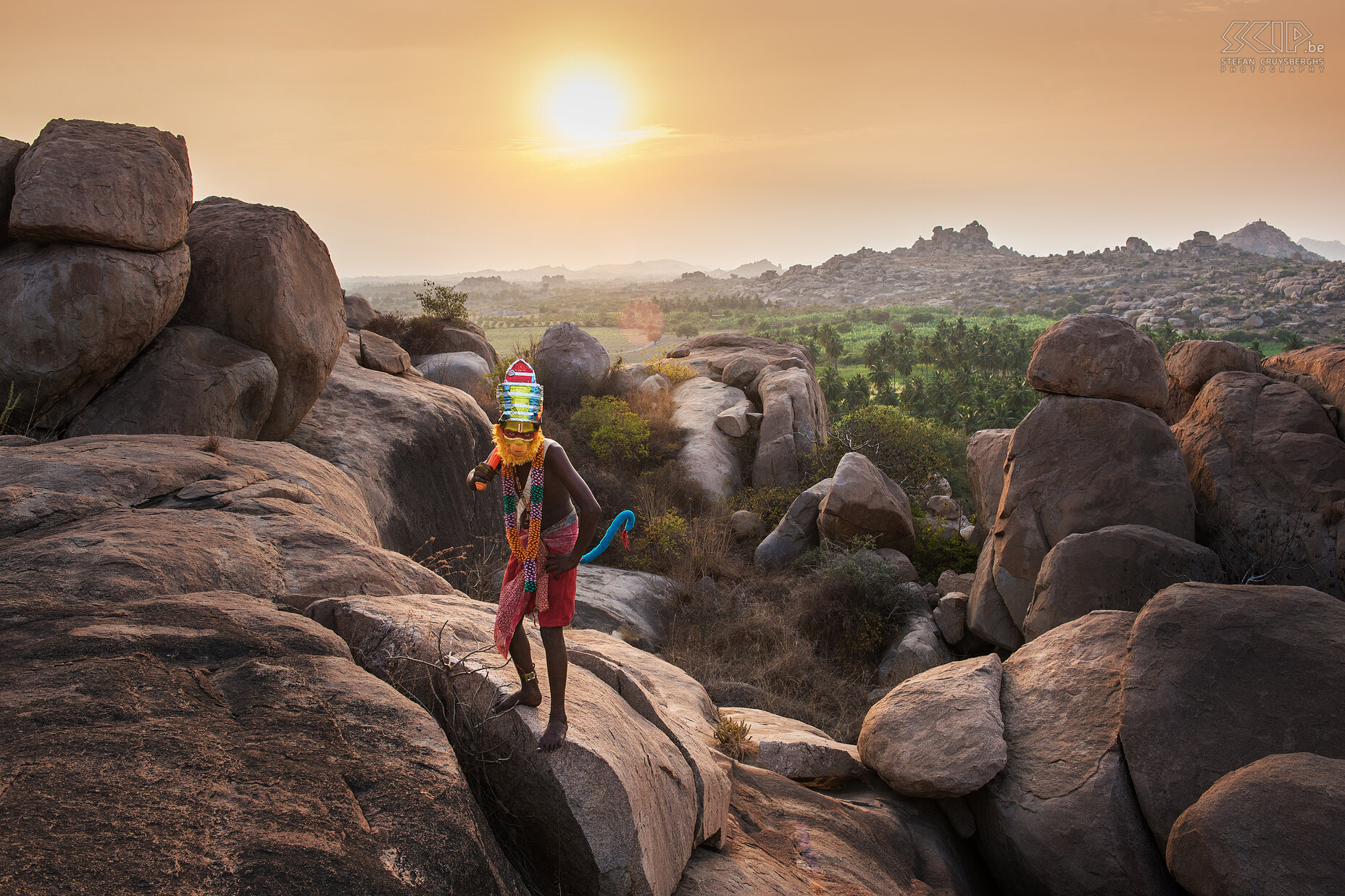 Hampi - Malyavanta heuvel - Hanuman Malyavanta Hill is niet zo hoog als de Matunga Hill, maar bij zonsondergang zijn er minder toeristen. Het uitzicht is er ook prachtig. Terwijl ik foto's van de zonsondergang en de indrukwekkende rotsformaties aan het maken was, kwam plots Hanuman, de aap god, een goeiedag zeggen. Stefan Cruysberghs